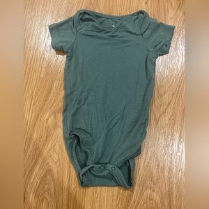Kyte Baby Short Sleeve Bodysuit in Pine
